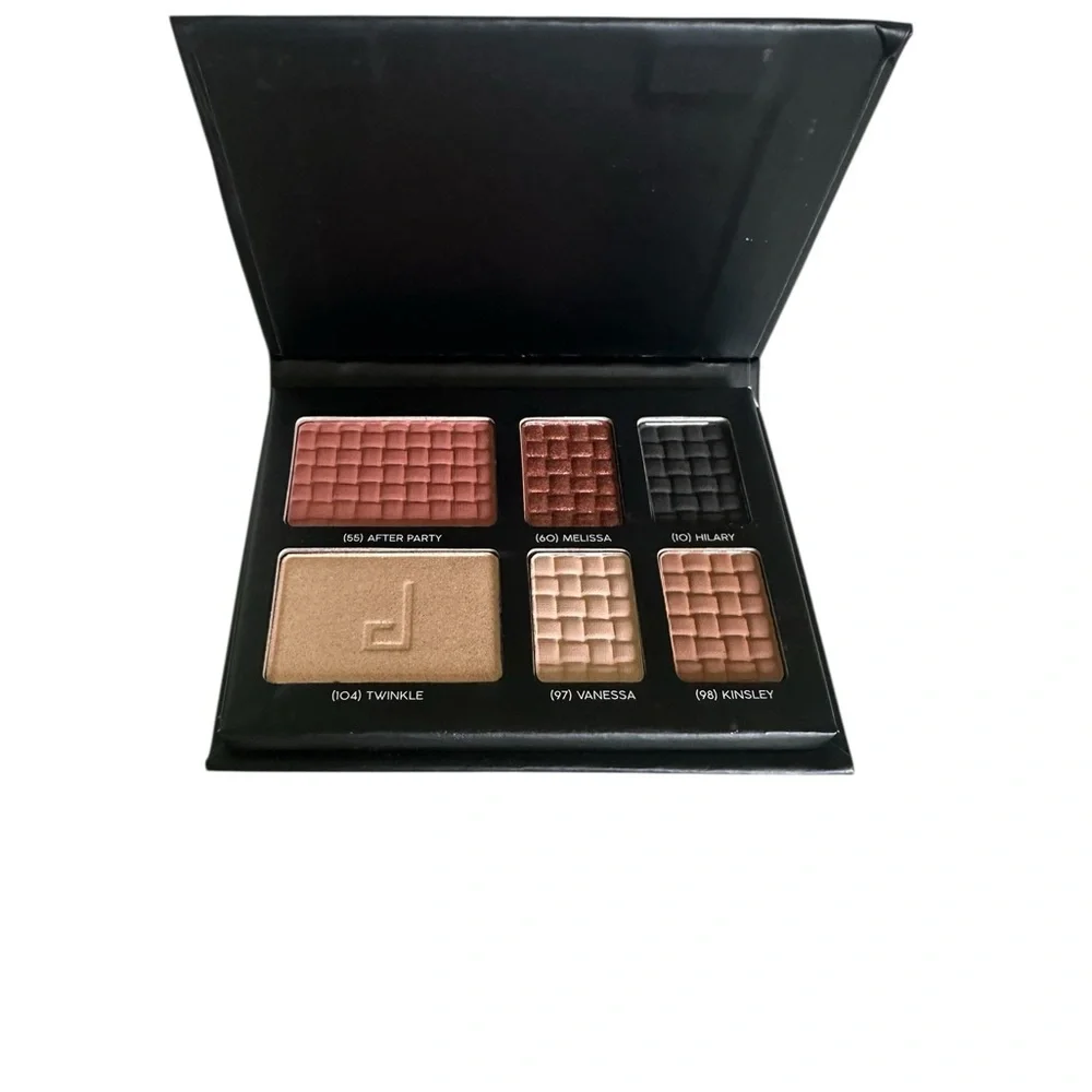 Doucce On The Go Palette - Eyeshadows,‎ Blush and Highlighter NEW